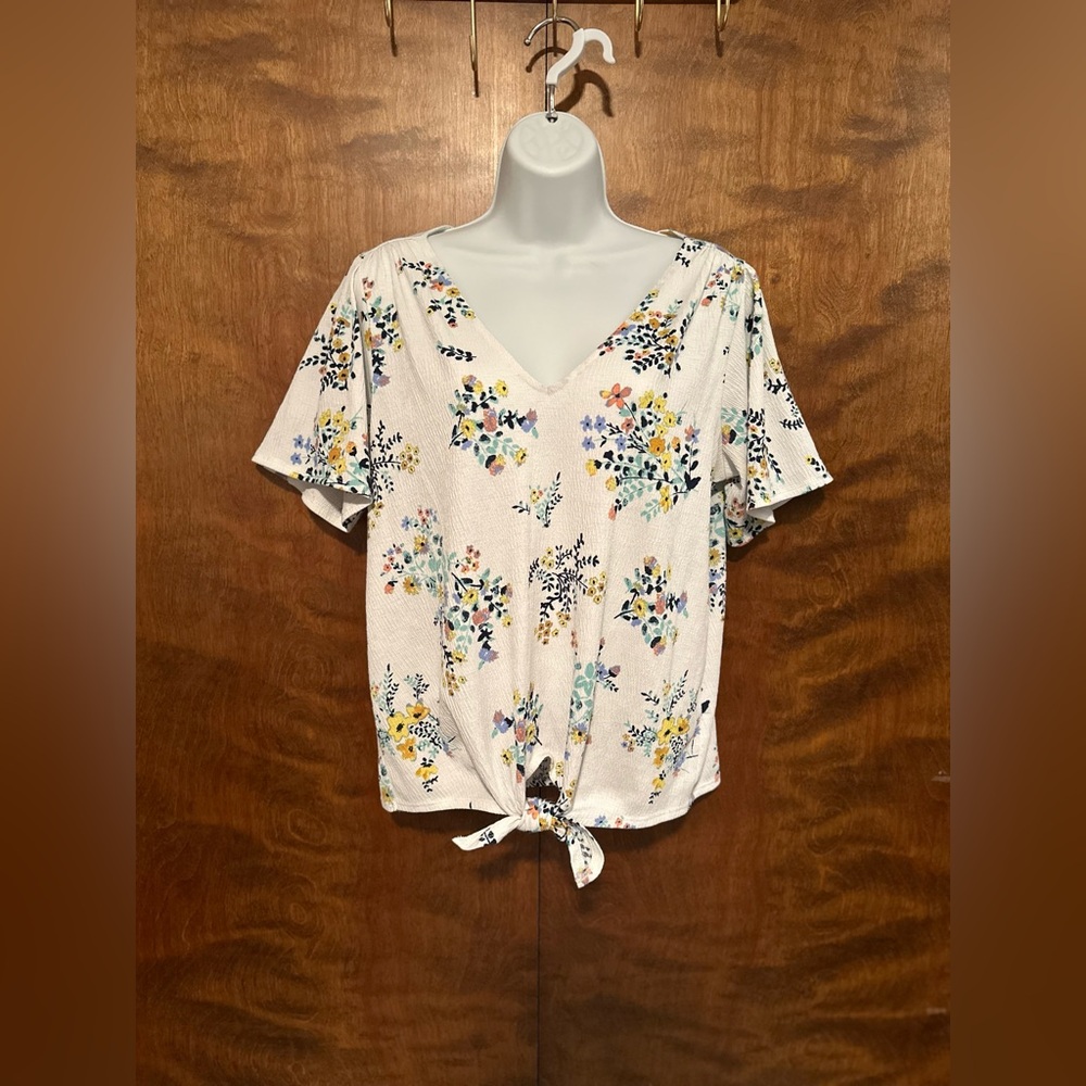 Lucky Brand Short Sleeve Tie Front Top Womens M White Floral Crinkle Blouse EUC